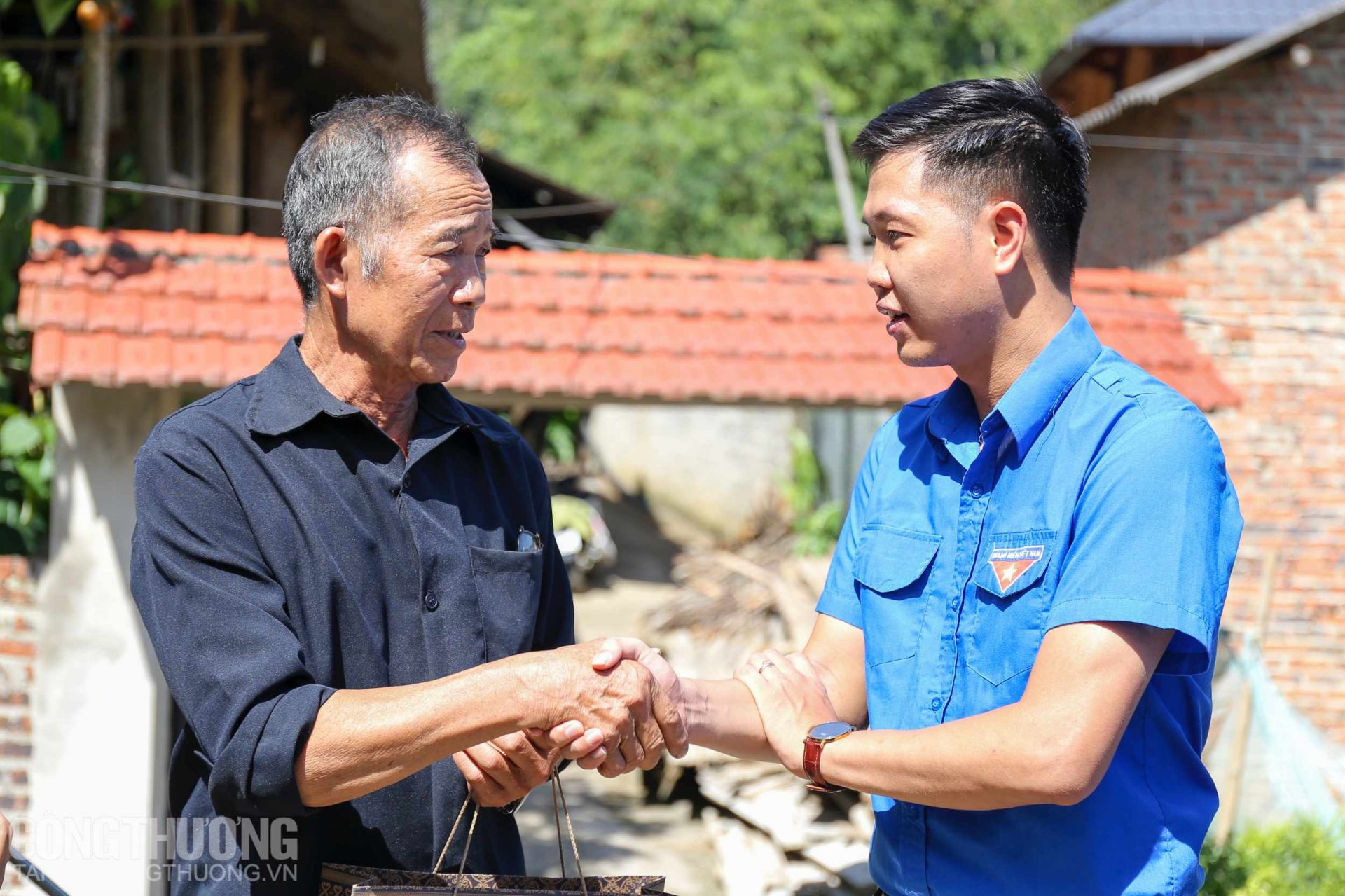 Đồng chí Hoàng Trần Phương - Phó Bí thư Đoàn Thanh niên Bộ Công Thương trao quà cho các gia đình chính sách, gia đình có hoàn cảnh khó khăn tại xã Tông Cọ