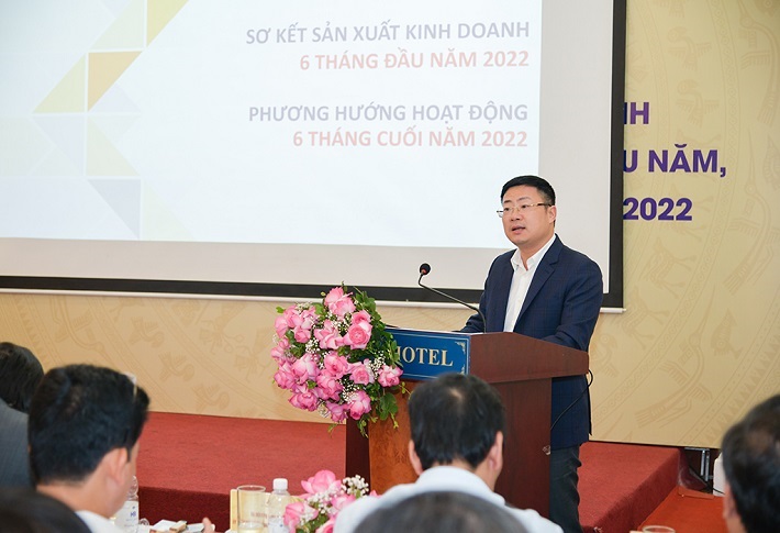 Ông Hà Quang Hòa – Tổng giám đốc Vinataba báo cáo tại Hội nghị