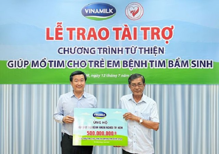 Ông Đỗ Thanh Tuấn, Giám đốc Đối ngoại Vinamilk (bên trái) đại diện trao kinh phí hỗ trợ chương trình mổ tim miễn phí cho các bệnh nhi có hoàn cảnh khó khăn