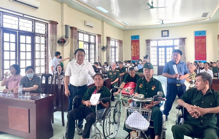 Đồng chí Tạ Ngọc Linh – Chủ tịch Công đoàn tặng quà các thương bệnh binh tại  Trung tâm Nuôi dưỡng và điều dưỡng người có công Tình Thái Bình