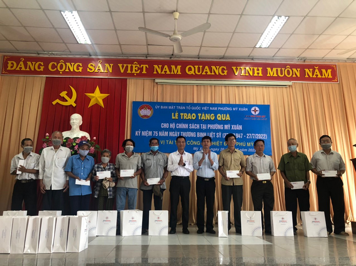 Ông Nguyễn Xuân Hiệp - Chủ tịch Công đoàn Công ty trao tặng quà cho các gia đình chính sách