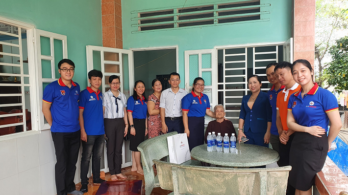 Thăm và tặng quà cho gia đình bà Phan Thị Việt - Vợ liệt sỹ và em 02 liệt sỹ