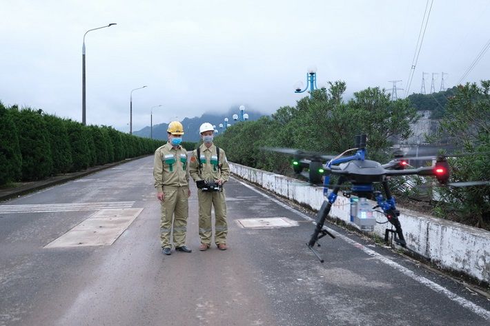 Sử dụng Flycam kiểm tra đường dây 500kV Hòa Bình - Nho Quan
