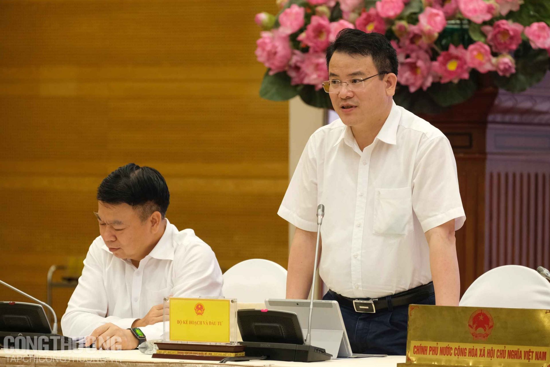 Thứ trưởng Bộ Kế hoạch và Đầu tư Trần Quốc Phương trả lời câu hỏi của phóng viên tại buổi họp báo Chính phủ thường kỳ tháng 6/2022