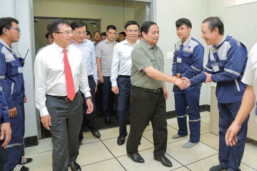 Thủ tướng Phạm Minh Chính thăm hỏi người lao động NMNĐ Sông Hậu 1