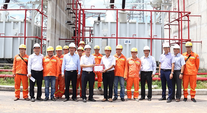 ổng giám đốc EVNNPT Phạm Lê Phú và đoàn công tác tặng quà động viên lực lượng thi công TBA 500kV Long Thành