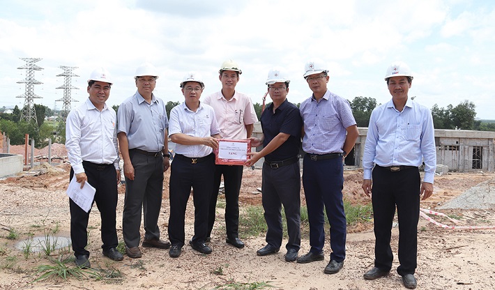 Tổng giám đốc EVNNPT Phạm Lê Phú và đoàn công tác tặng quà động viên lực lượng thi công TBA 220kV Tam Phước