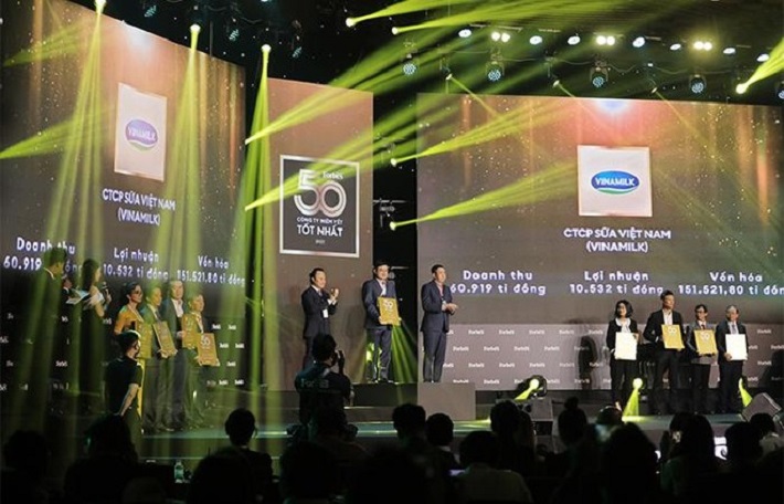 Ông Nguyễn Quang Trí – Giám đốc điều hành Marketing của Vinamilk đại diện nhận giải thưởng Top 50 công ty niêm yết tốt nhất Việt Nam 2021 từ Forbes Việt Nam