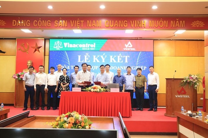 Đại diện lãnh đạo hai đơn vị, ông Mai Tiến Dũng - Tổng giám đốc VINACONTROL và ông Lê Song Lai - Tổng giám đốc VNSTEEL đã cùng ký kết bản thỏa thuận hợp tác giữa hai doanh nghiệp.
