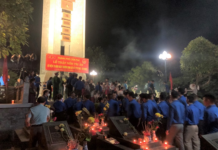 Đoàn viên, thanh niên Nhiệt điện Mông Dương tham gia Lễ Thắp nến tri ân