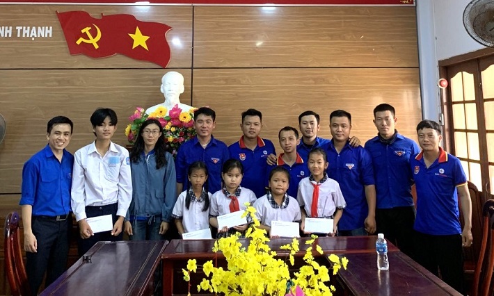 Chi đoàn khối sửa chữa Vĩnh Tân tặng quà cho các em có hoàn cảnh khó khăn trên địa bàn xã Bình Thạnh, huyện Tuy Phong, tỉnh Bình Thuận