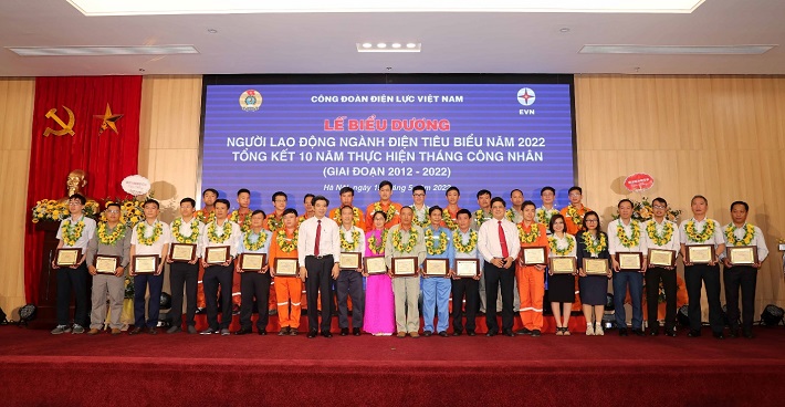 Kỹ sư Võ Xuân Quang (thứ 5 hàng trước, từ phải sang) được vinh danh trong lễ biểu dương Người lao động Ngành điện tiêu biểu năm 2022