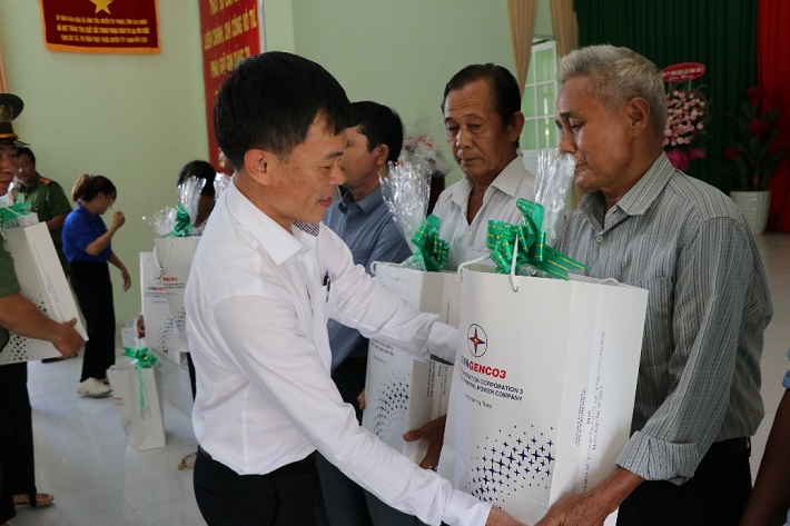 Ông Đỗ Huỳnh Phong - Phó Giám đốc Công ty Nhiệt điện Vĩnh Tân trao quà cho các gia đình chính sách tại địa phương
