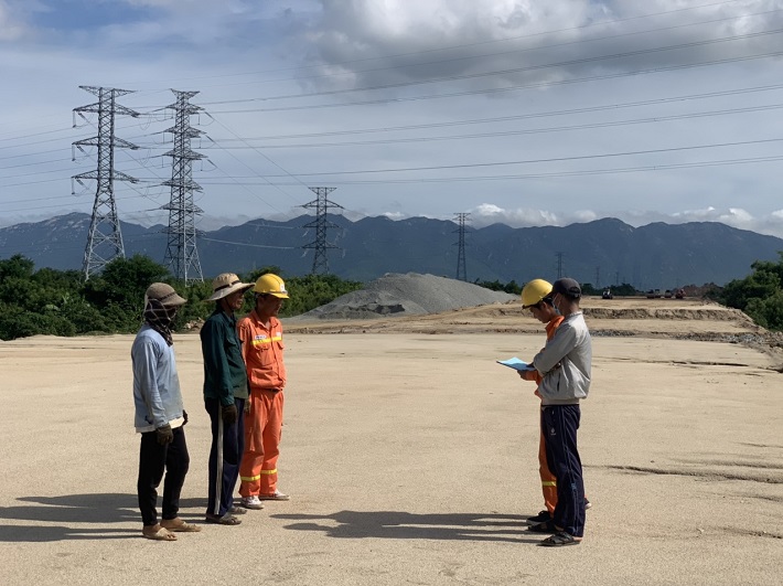 PTC3 làm việc với đơn vị thi công cao tốc Bắc Nam tại khoảng cột 80A-80B đường dây 220kV Vĩnh Tân - Chàm, xã Phước Hữu, huyện Ninh Phước