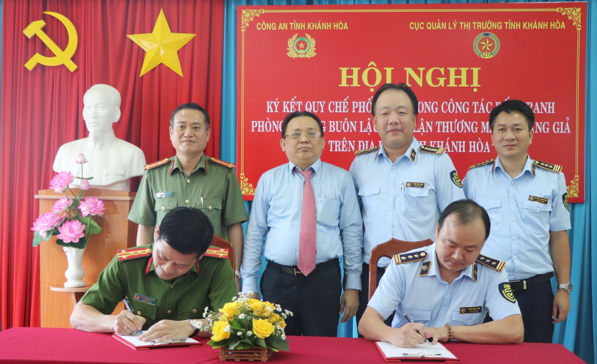 Cục QLTT Khánh Hòa và Công an tỉnh Khánh Hòa tổ chức hội nghị ký kết quy chế phối hợp trong công tác đấu tranh phòng, chống buôn lậu, gian lận thương mại và hàng giả trên địa bàn tỉnh.