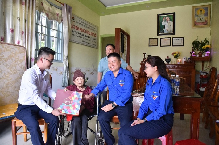 Thăm hỏi, động viên và tặng quà các Mẹ Việt Nam Anh Hùng trên địa bàn huyện Đắk R’lấp