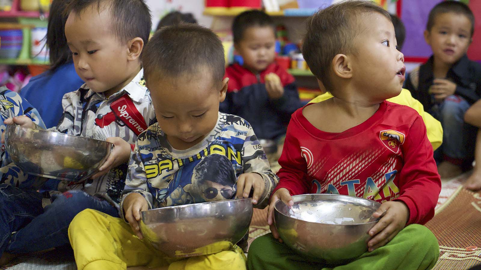 Bữa trưa của những đứa trẻ trên bản cao của xã Xà Hồ