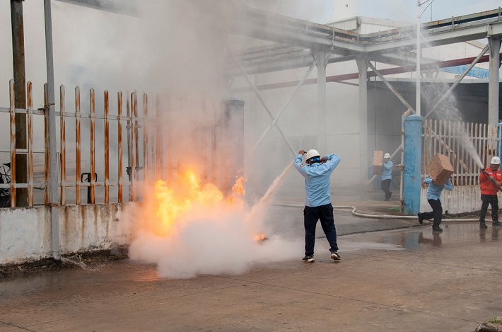 Công nhân Nhiệt điện Hải Phòng thực tập phòng cháy chữa cháy