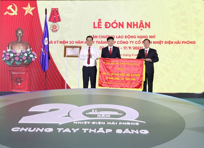 Ông Phạm Văn Thép - Bí thư Huyện ủy Thủy Nguyên chúc mừng TPC HAIPHONG nhân dịp 20 năm ngày thành lập