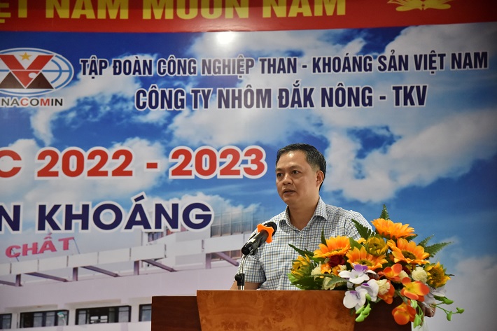 Ông Nguyễn Bá Phong - Bí thư Đảng ủy, Giám đốc Công ty phát biểu tại lễ khai giảng