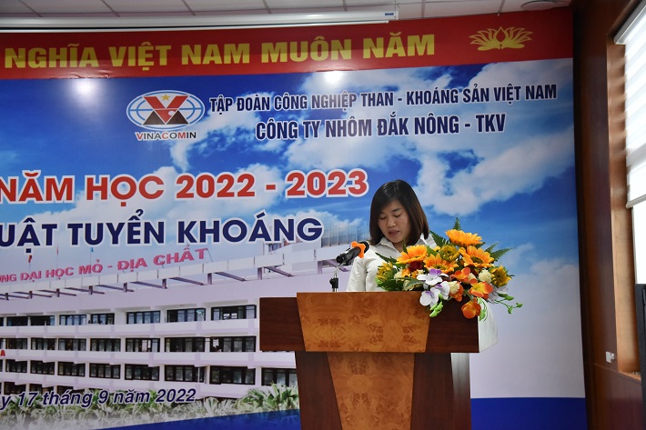 Sinh viên Phạm Thị Loan phát biểu tại buổi lễ Khai giảng