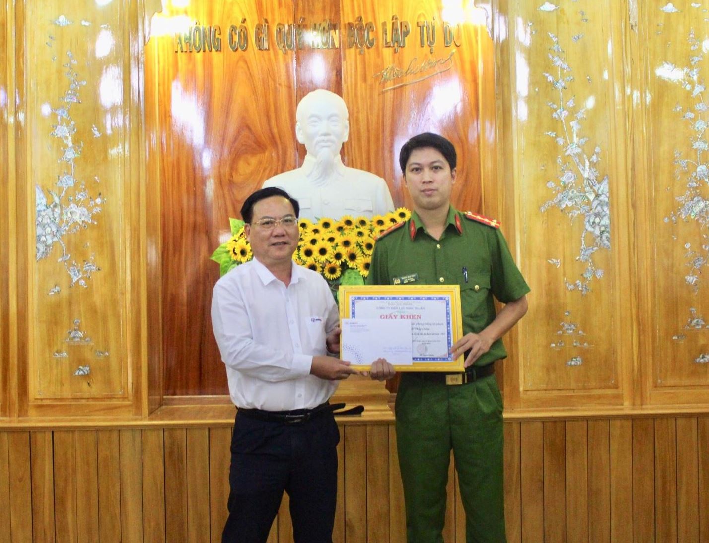 Ông Nguyễn Hữu Tiên - Phó Giám đốc Công ty Điện lực Binh Thuân trao giấy khen