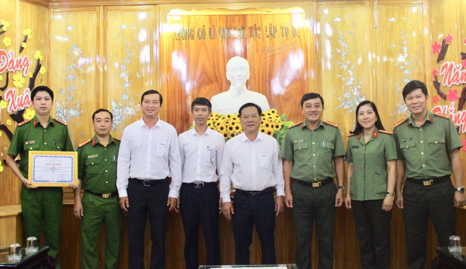 Ông Nguyễn Hữu Tiên - Phó Giám đốc Công ty Điện lực Binh Thuân trao giấy khen