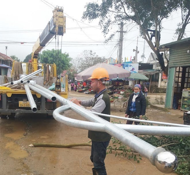 Thiết bị và công nhân đang triển khai xây lắp các hệ thống điện chiếu sáng bằng đèn Led tiết kiệm điện trên địa bàn các huyện Hà Trung.  