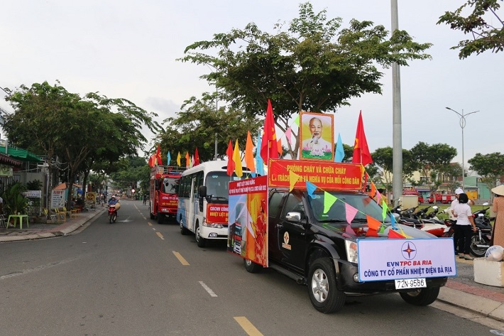 Đoàn xe tuyên truyền của Công ty cổ phần Nhiệt điện Bà Rịa tham gia diễu hành
