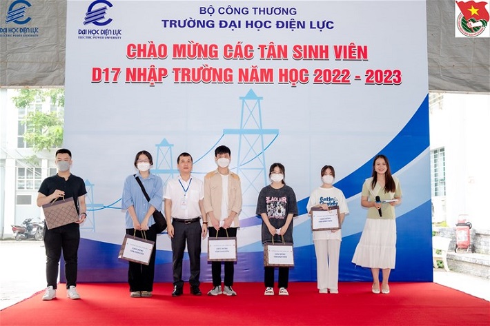 TS. Trường Nam Hưng - Phó Hiệu trưởng trao quà cho 5 tân sinh viên khóa D17 đầu tiên đến nhập học.