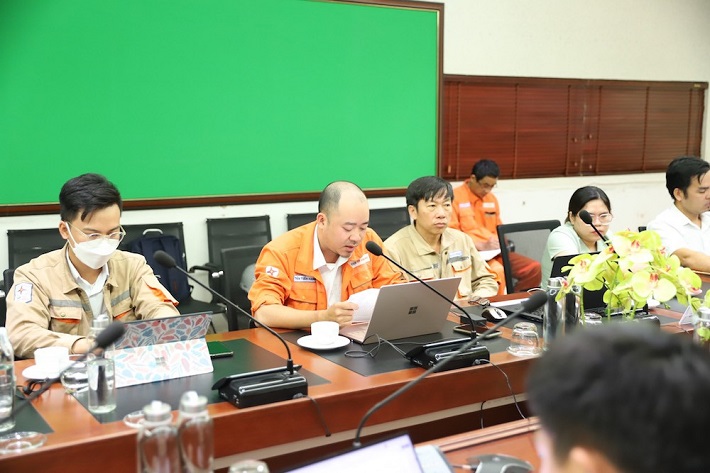 Đồng chí Trần Tuấn Hạnh - Ủy viên Ban chấp hành Công đoàn phát biểu tại Hội nghị