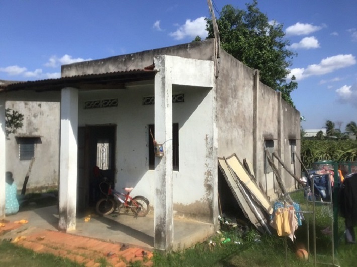 Căn nhà của Văn Công Thành ở huyện Hàm Thuận Nam đã xuống cấp nhiều năm, phải gia cố chống đỡ