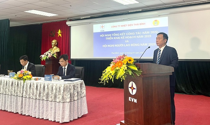 Đồng chí Trần Hữu Học – Phó Giám đốc Công ty trình bày báo cáo tổng kết năm 2022 và kế hoạch nhiệm vụ năm 2023