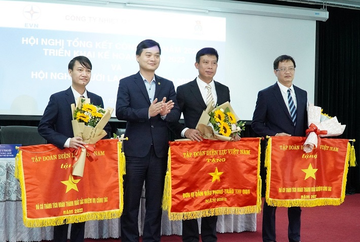 Tập thể Công ty và các đơn vị trực thuộc Công ty nhận cờ thi đua của Tập đoàn Điện lực Việt N