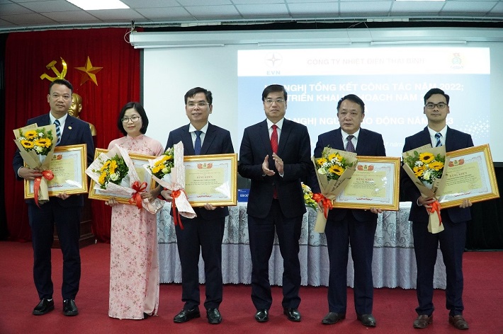 Các tập thể và cá nhân nhận Bằng khen của Công đoàn Điện lực Việt Nam