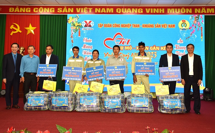 Giám đốc Công ty Nhôm Đắk Nông-TKV Nguyễn Bá Phong trao quà cho