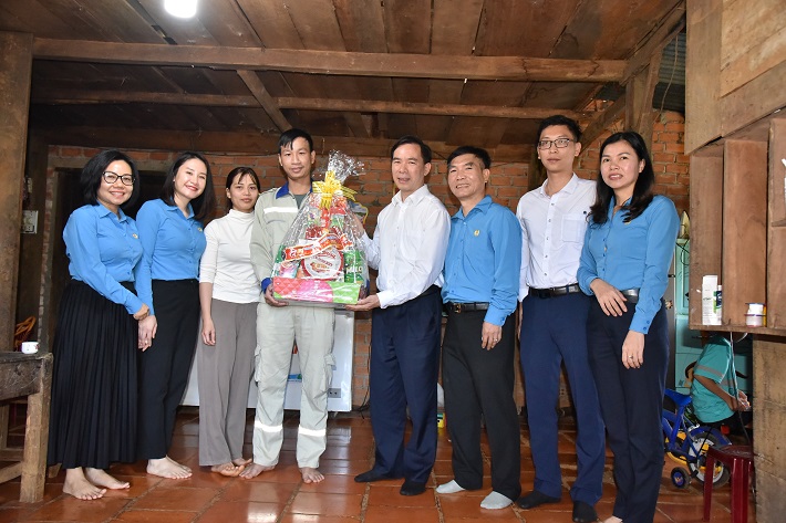 Đồng chí Nguyễn Anh Tuấn – Trưởng Ban Chính sách pháp luật và Quan hệ cộng đồng, Công đoàn Than – Khoáng sản Việt Nam và Công đoàn DNA thăm và tặng quà 2 gia đình có hoàn cảnh đặc biệt khó khăn tại DNA