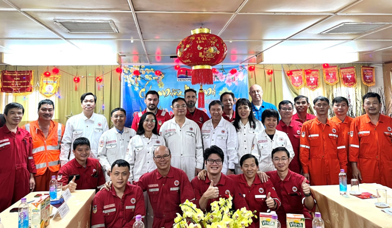 Đoàn công tác của Lãnh đạo thành phố Vũng Tàu và lãnh đạo Liên doanh Việt - Nga Vietsovpetro cùng cán bộ, kỹ sư, công nhân đang làm việc tại  Giàn Công nghệ Trung tâm-2 (CNTT-2), Giàn PPD 40000 và Giàn Nén khí trung tâm​