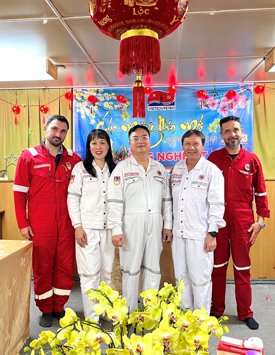Đoàn công tác của Lãnh đạo thành phố Vũng Tàu và lãnh đạo Liên doanh Việt - Nga Vietsovpetro cùng cán bộ, kỹ sư, công nhân đang làm việc tại  Giàn Công nghệ Trung tâm-2 (CNTT-2), Giàn PPD 40000 và Giàn Nén khí trung tâm