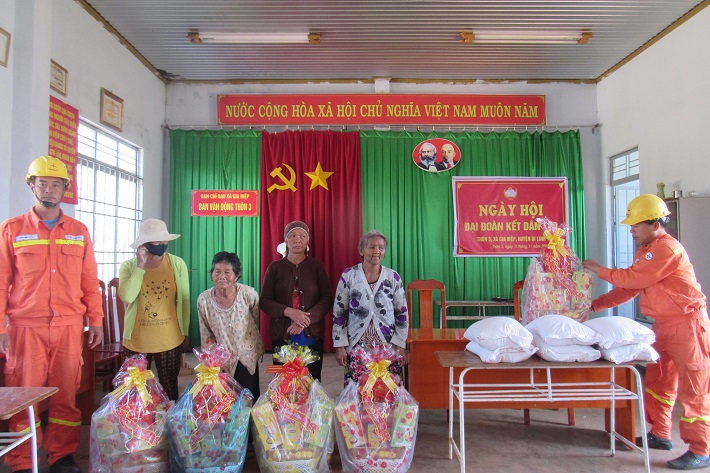 Truyền tải điện Lâm Đồng tặng quà Tết cho các gia đình khó khăn