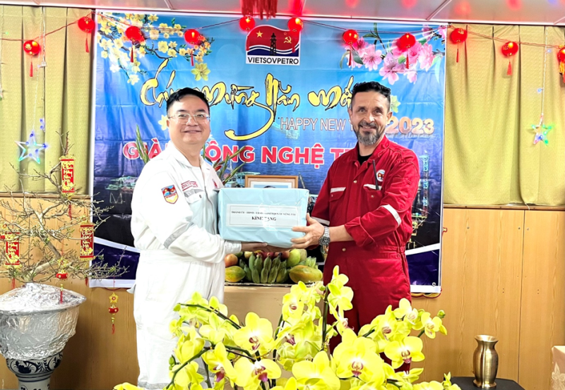 UBND thành phố Vũng Tàu cũng trao tặng những phần quà tới các CBCNV trên Giàn CNTT-2, Giàn PPD 40000 và Giàn Nén khí trung tâm.