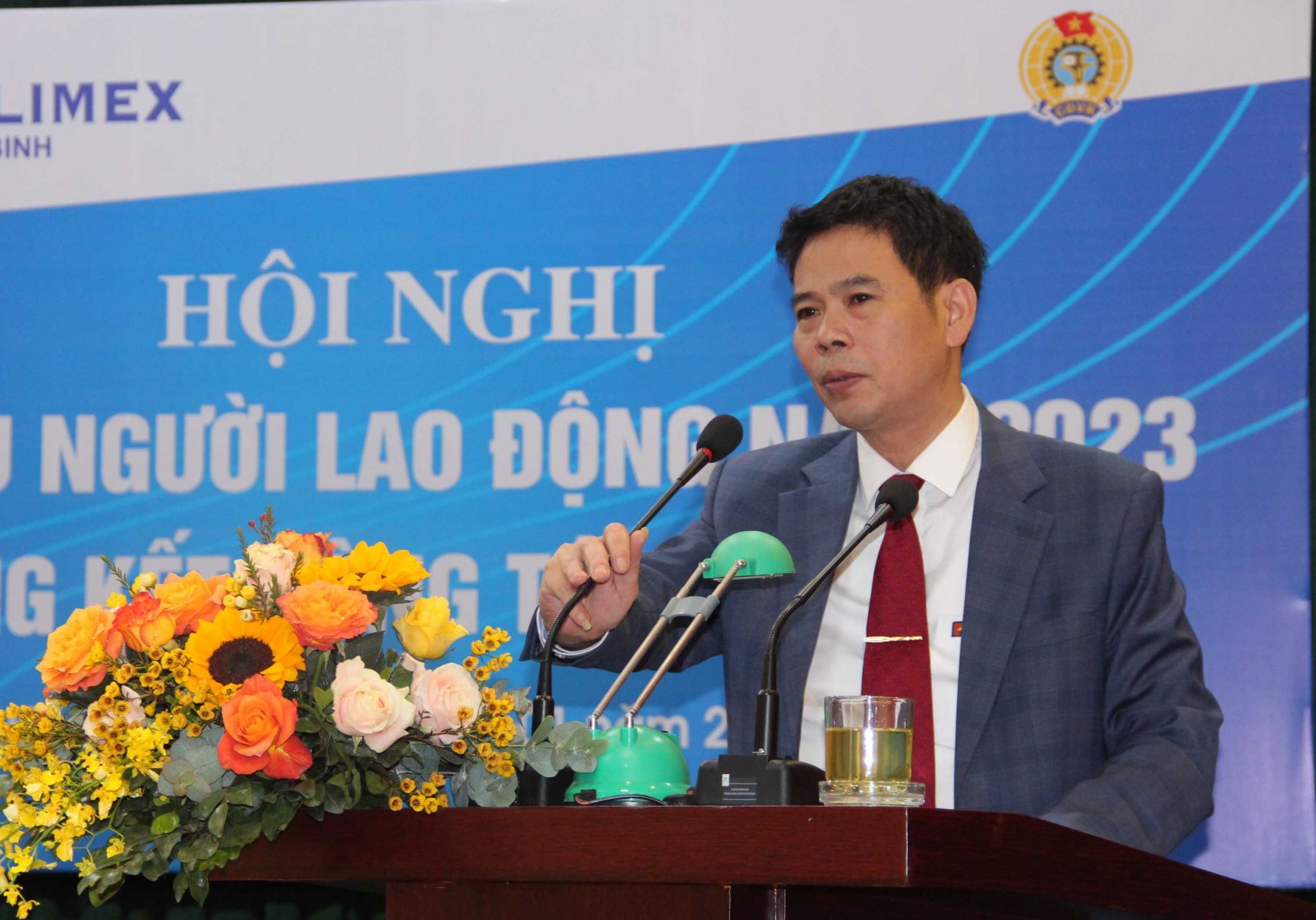 Ông Vũ Quang Tuấn - Bí thư Đảng ủy, Chủ tịch Công ty Xăng dầu Hà Sơn Bình điều hành Hội nghị