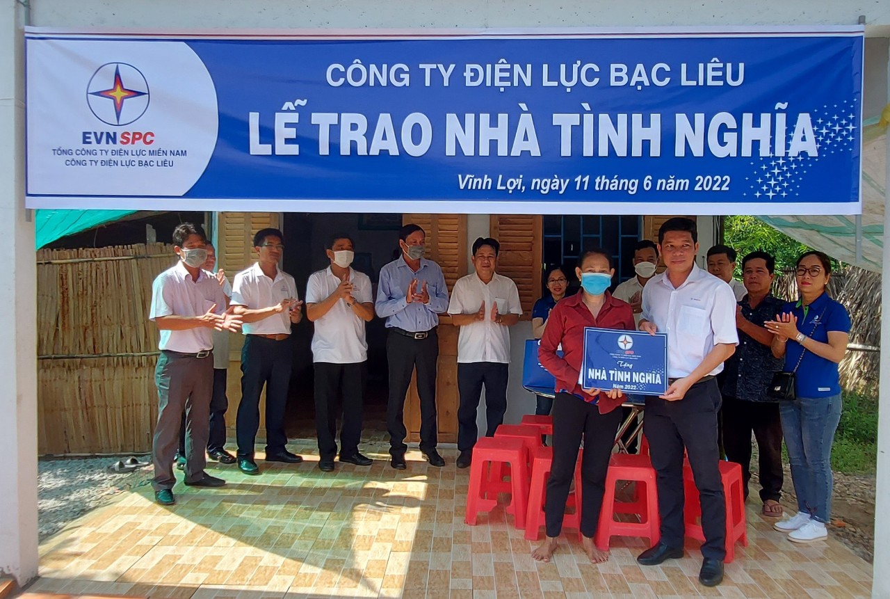 Công ty Điện lực Bạc Liêu tổ chức trao tặng nhà tình nghĩa cho hộ ông Phan Văn Hưng ngụ tại ấp Ngọc Được, xã Hưng Thành, huyện Vĩnh Lợi, tỉnh Bạc Liêu.