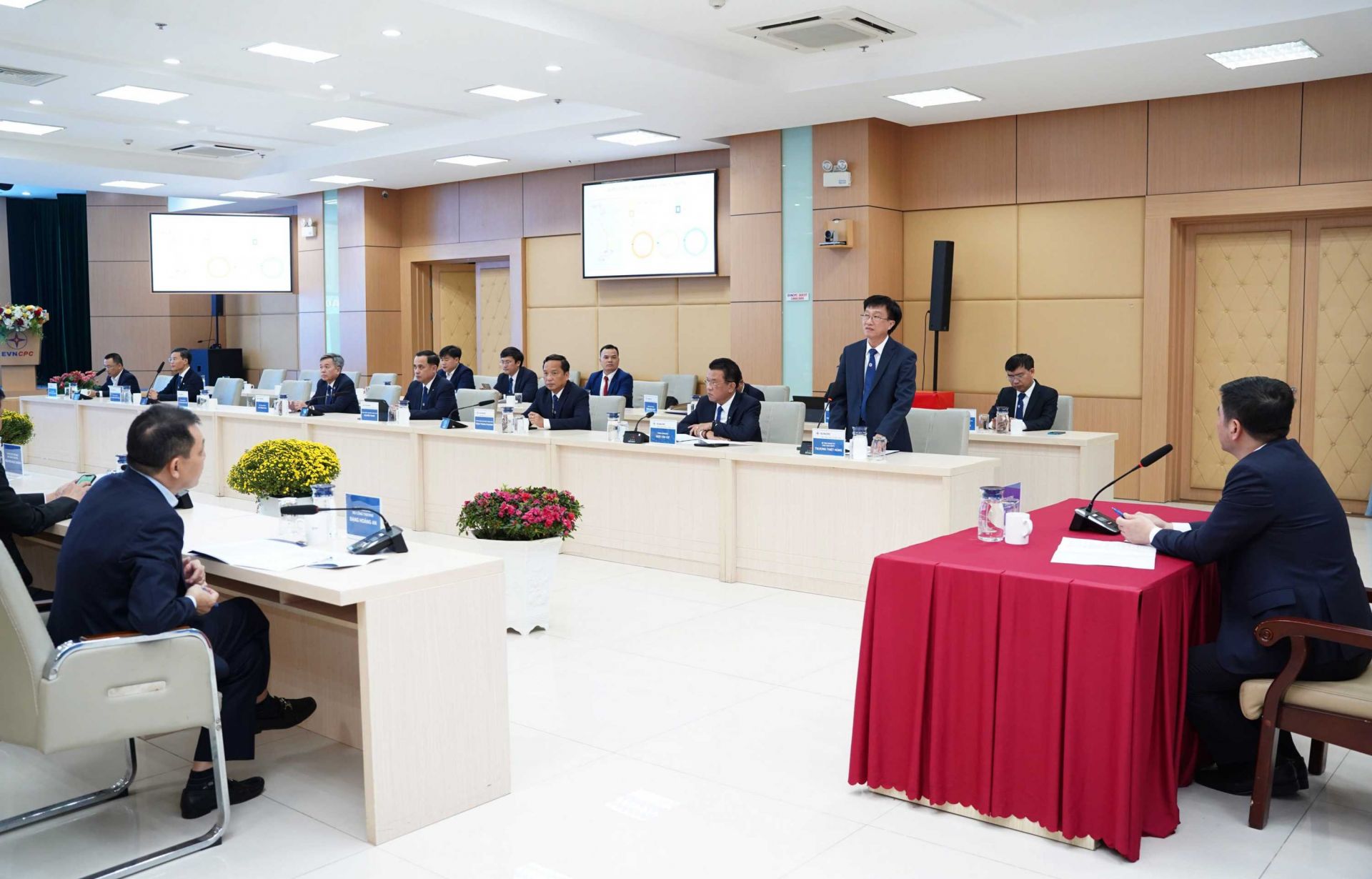 Ông Trương Thiết Hùng - Chủ tịch HĐTV Tổng Công ty Điện lực miền Trung (EVNCPC) báo cáo tại buổi làm việc