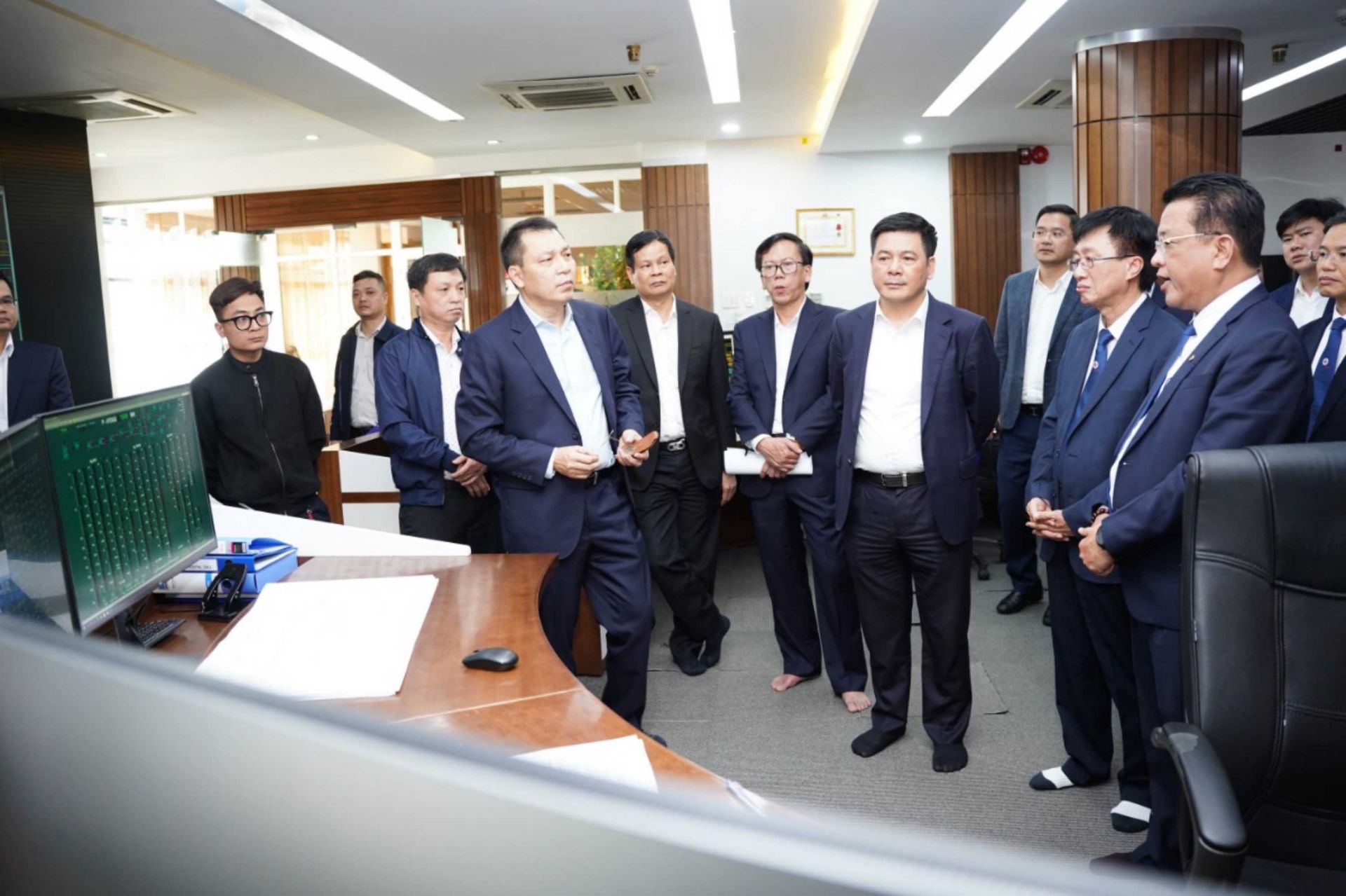 Bộ trưởng Nguyễn Hồng Diên cùng đoàn công tác Bộ Công Thương đã đến thăm, chúc Tết CBCNV Tổng Công ty Điện lực miền Trung và làm việc về tình hình cung ứng điện dịp Tết trên địa bàn