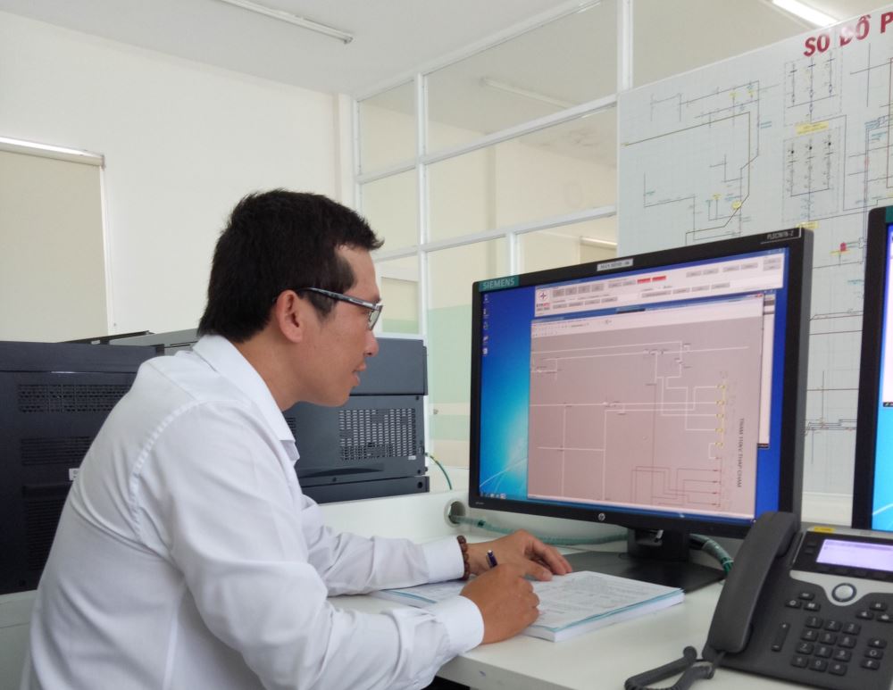 Kỹ sư an toàn cập nhật theo dõi kết quả kiểm tra lưới điện trên phần mềm PMIS