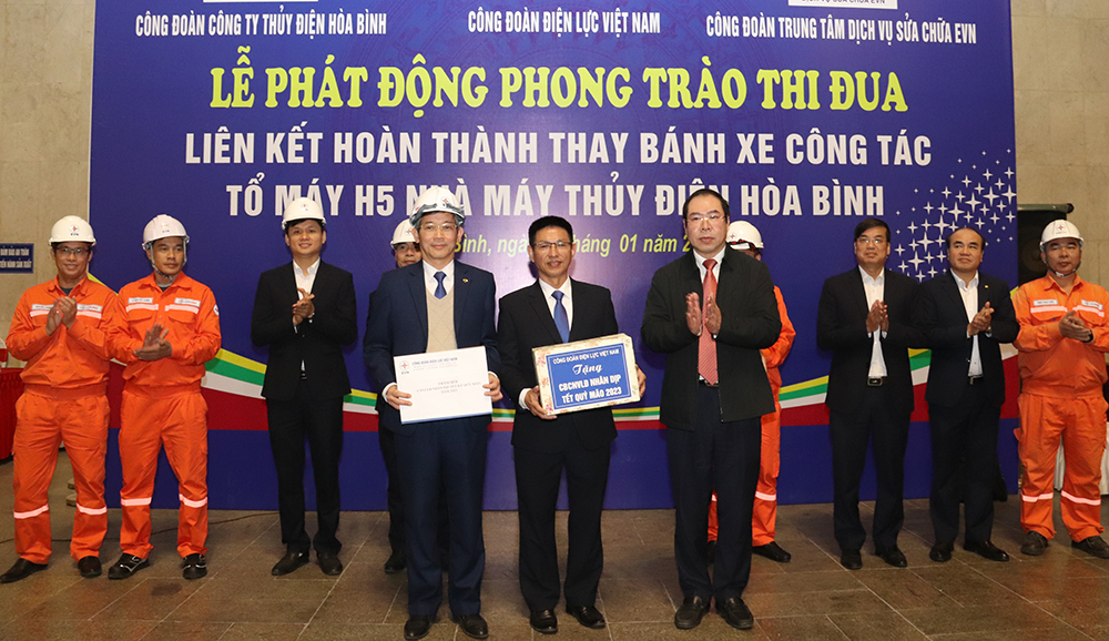 Chủ tịch Công đoàn Điện lực Việt Nam Đỗ Đức Hùng tặng quà động viên Công ty Thủy điện Hòa Bình