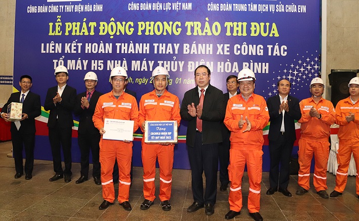 Chủ tịch Công đoàn Điện lực Việt Nam Đỗ Đức Hùng tặng quà động viên EVNPSC