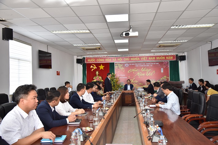 Đồng chí Nguyễn Bá Phong - Bí thư Đảng ủy, Giám đốc Công ty báo cáo kết quả năm 2022 và kế hoạch SXKD năm 2023
