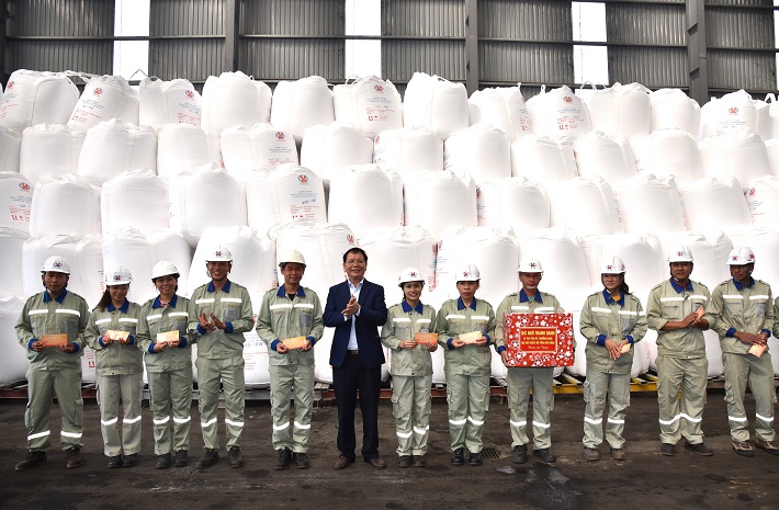  Đồng chí Ngô Thanh Danh tặng quà cho công nhân đang trực tiếp sản xuất tại khu vực đóng bao sản phẩm Nhà máy Alumin Nhân Cơ.